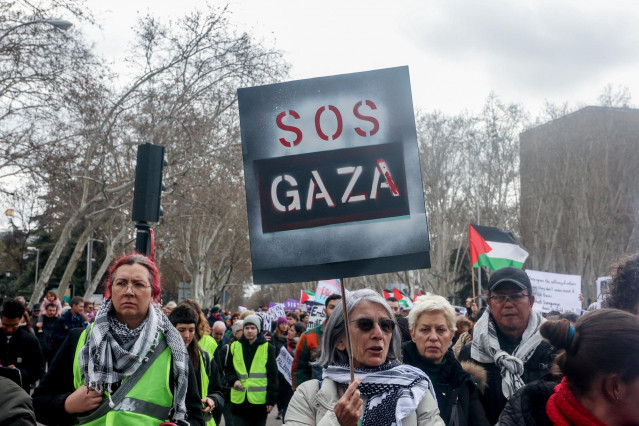 Decenas de personas protestan durante la manifestación contra el genocidio en Palestina, a 25 de febrero de 2024, en Madrid (España).