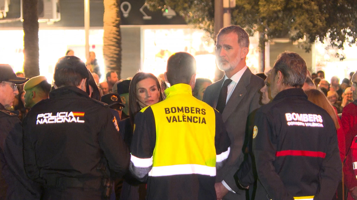 Felipe VI con los afectados de la tragedia de Valencia
