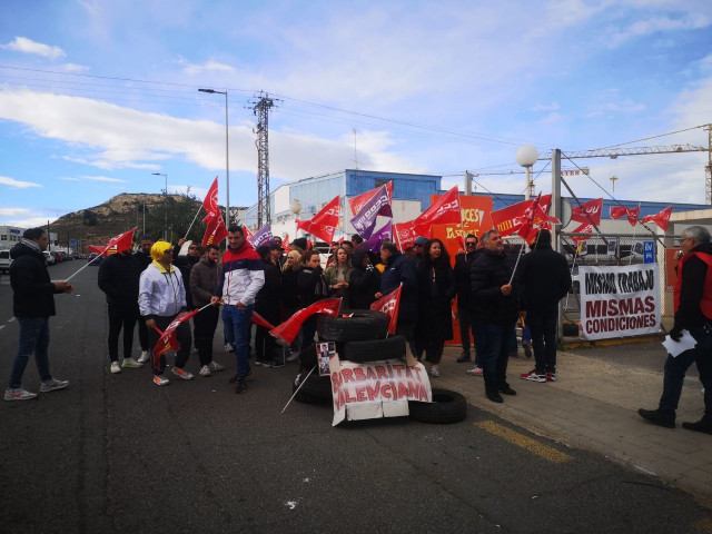 Concentración en una estación de ITV durante la jornada de huelga de este martes 27 de febrero