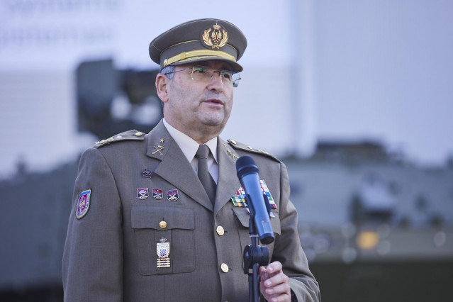 Archivo - El jefe del Estado Mayor del Ejercito de Tierra, Amador Enseñat, atiende a los medios de comunicación a 20 de diciembre de 2022 en Sevilla (Andalucía, España).