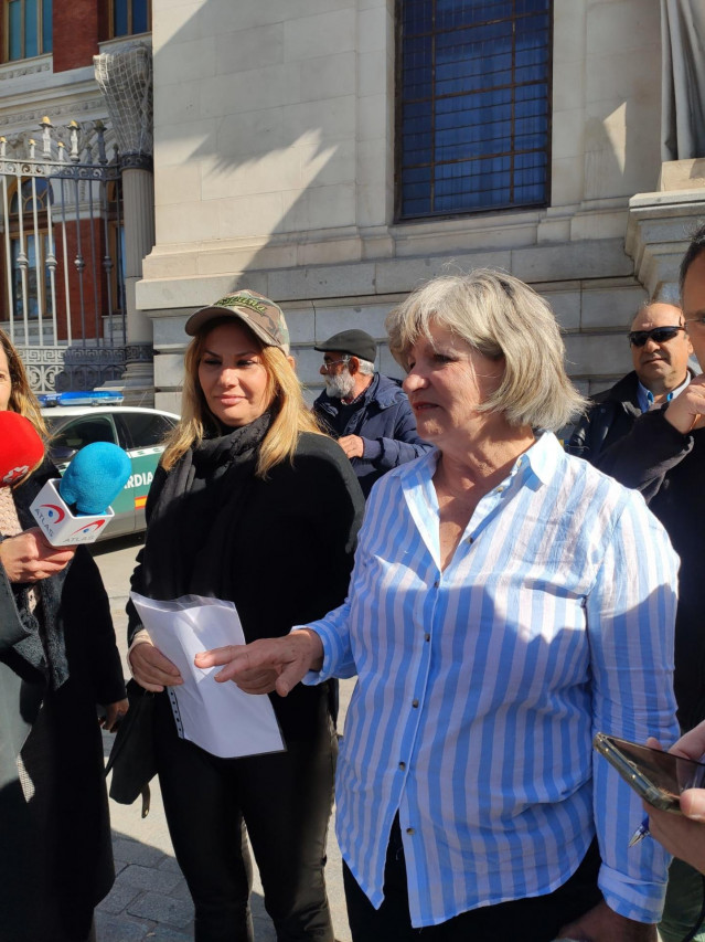 La portavoz de la plataforma agraria, Lola Guzmán, acompañada por la Federación Nacional de Pesca Artesanal (Fenapa), Carmen Díaz,