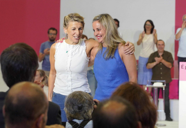 Archivo - La vicepresidenta segunda y líder de Sumar, Yolanda Díaz (i), y la diputada de Sumar por Pontevedra, Verónica Martínez Barbero (d),