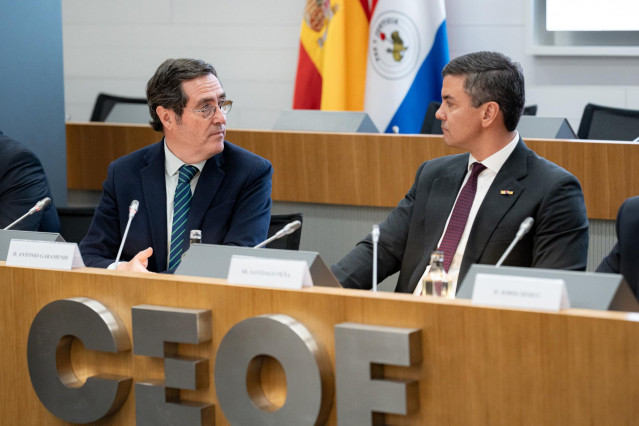 El presidente de la CEOE, Antonio Garamendi (i), y el presidente de Paraguay, Santiago Peña (d), durante el encuentro empresarial España-Paraguay