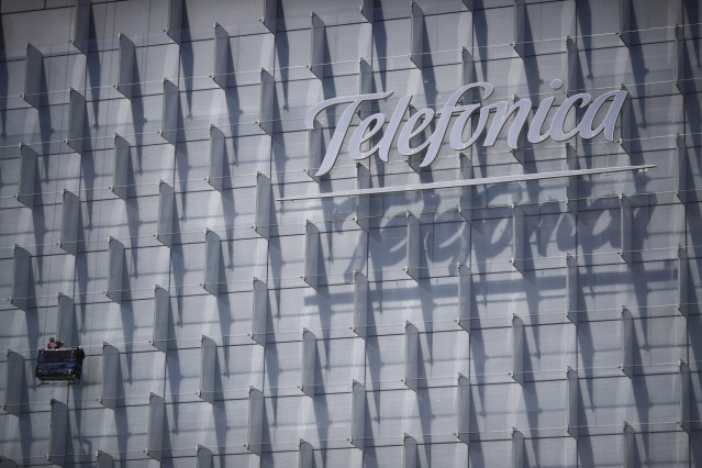 Archivo - Logo de Telefónica insertado en el edificio de su sede, en la Ronda de la Comunicación de Madrid.