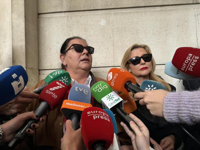 María del Monte a su salida del juzgado de Sevilla junto a su pareja, Inmaculada Casal, tras declarar como acusación particular por el robo en su domicilio, a 16 de febrero de 2024, en Sevilla (Andalucía, España).