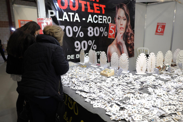 Archivo - Anillos y pendientes de bisutería y plata en una feria de stock de mercancías