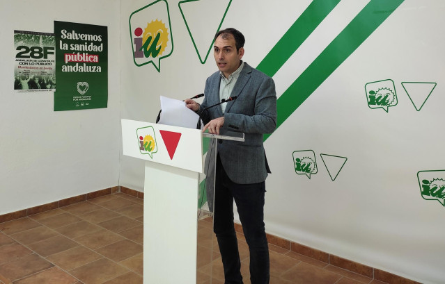 El coordinador general de IU Andalucía, Toni Valero, en rueda de prensa en Málaga. (Foto de archivo).
