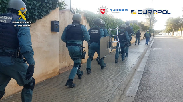 La Guardia Civil interviene en la incautación de documentación relacionada con la estafa de 146.000 millones de euros a ciudadanos alemanes.