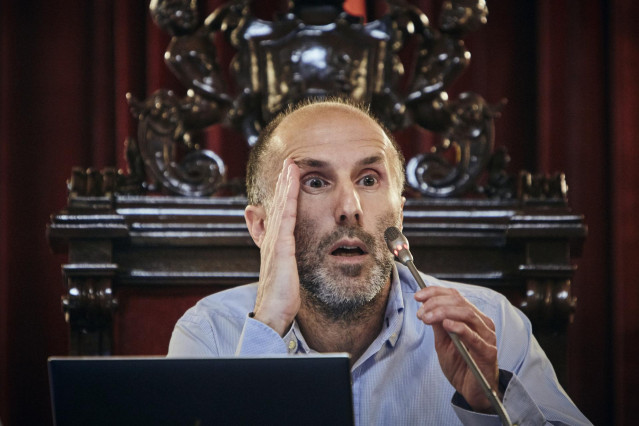 Archivo - El alcalde de Ourense, Gonzalo Pérez Jácome, interviene durante una rueda de prensa, en el Ayuntamiento, a 10 de mayo de 2023, en Ourense, Galicia (España). El alcalde presentó una denuncia en los Juzgados de Ourense por un ‘supuesto delito de e