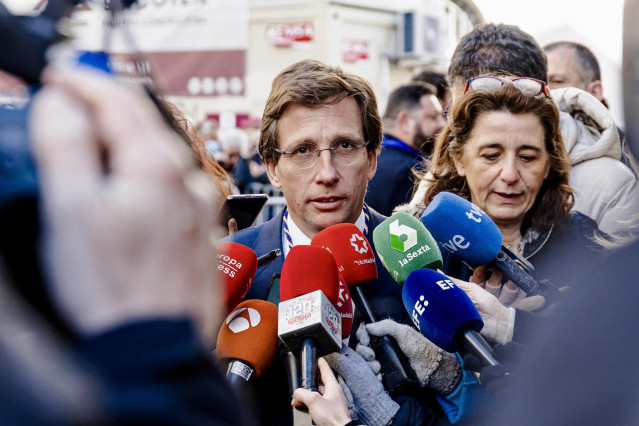 El alcalde de Madrid, José Luis Martínez-Almeida, ofrece declaraciones a su salida del tradicional besapiés de Jesús de Medinaceli, en la Basílica de Jesús de Medinaceli