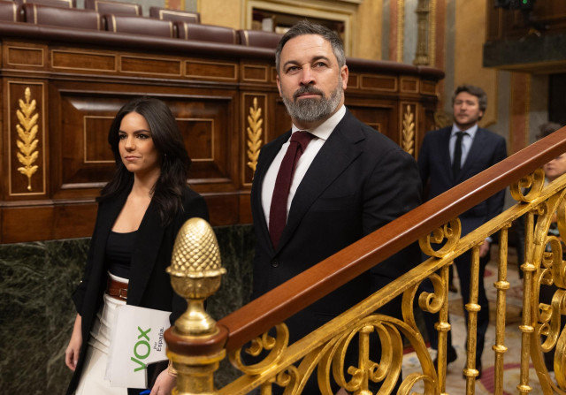 La diputada de VOX Pepa Millán y el líder de VOX, Santiago Abascal, llega a una sesión de control al Gobierno, en el Congreso de los Diputados, a 28 de febrero de 2024, en Madrid (España).