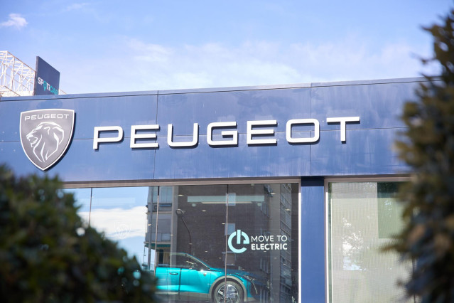 Archivo - Un concesionario de la marca de coches Peugeot, a 18 de agosto de 2023, en Madrid (España).