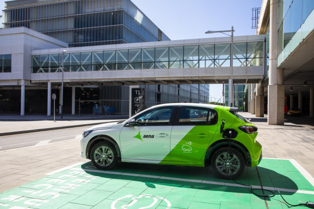 Archivo - Vehículo eléctrico en el Aeropuerto Josep Tarradellas Barcelona-El Prat
