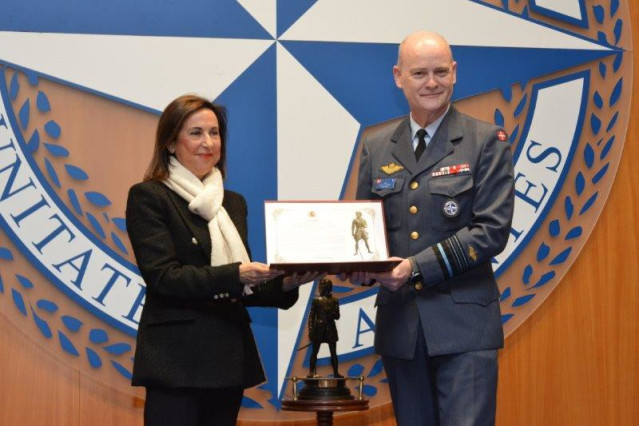 La ministra de Defensa, Margarita Robles, entrega el Premio 