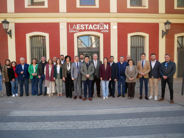 Imagen de la concentración de alcaldes y cargos del PP para exigir al Gobierno central la línea ferroviaria