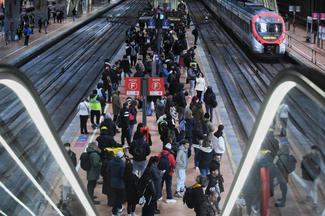 Archivo - Decenas de personas esperan a que se restablezca el servicio en la estación de Puerta de Atocha-Almudena Grandes