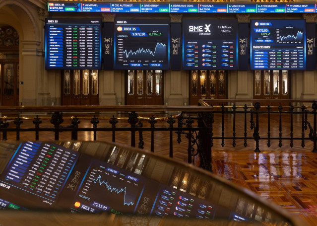 Varios paneles del Ibex 35, en el Palacio de la Bolsa, a 12 de febrero de 2024, en Madrid (España).