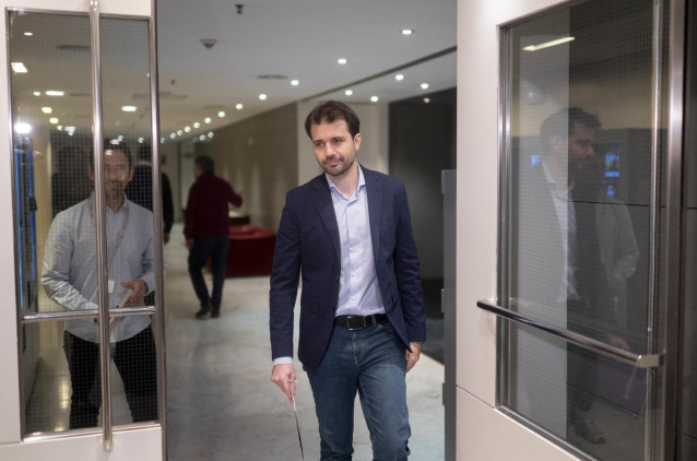 El diputado y portavoz adjunto de Podemos, Javier Sánchez Serna,  a su llegada a una rueda de prensa, en el Congreso de los Diputados, a 13 de febrero de 2024, en Madrid (España).