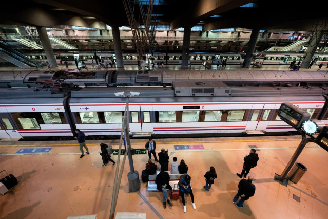 Archivo - Varias personas en un andén en la estación de Puerta de Atocha-Almudena Grandes, a 26 de noviembre de 2023, en Madrid (España).