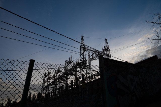 Archivo - Tendido eléctrico, a 31 de diciembre de 2022, en Barcelona, Cataluña (España)