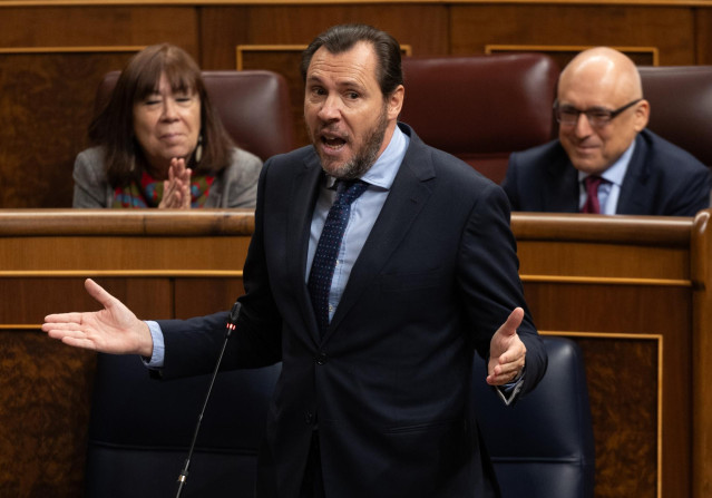 El ministro de Transportes y Movilidad Sostenible, Óscar Puente, interviene durante una sesión de control al Gobierno, en el Congreso de los Diputados, a 28 de febrero de 2024, en Madrid (España).