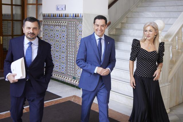 Archivo - El portavoz del Grupo Popular, Toni Martín, el presidente de la Junta de Andalucía, Juanma Moreno, y la consejera de Desarrollo Educativo, Patricia del Pozo, en una imagen de archivo en el Parlamento.
