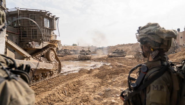 Archivo - Vehículos blindados y militares israelíes y en la Franja de Gaza