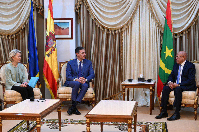 La presidenta de la Comisión Europea, Ursula Von der Leyen, el presidente del Gobierno, Pedro Sánchez, y el presidente de Mauritania, Mohamed Uld Ghazuani, en la última visita realizada en febrero