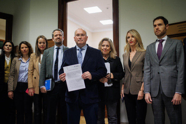 El portavoz del PP en el Congreso, Miguel Tellado (c), junto a otros miembros del partido antes de registrar una petición por escrito para pedir la dimisión de la presidenta del Congreso.