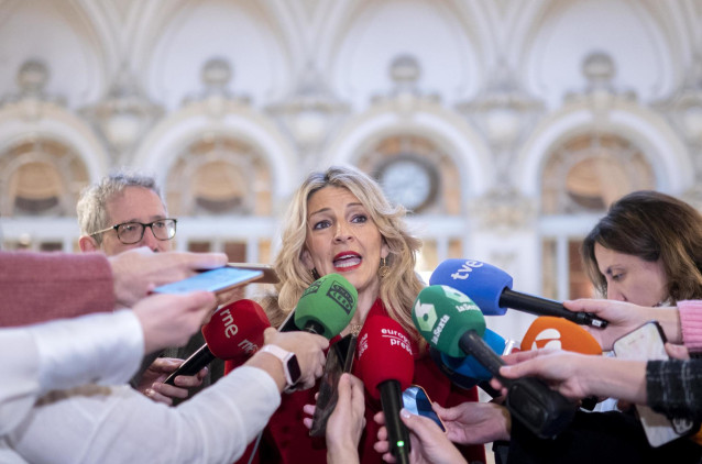 La vicepresidenta segunda y ministra de Trabajo, Yolanda Díaz, ofrece declaraciones a los medios a su llegada a un desayuno informativo de Nueva Economía Fórum, en el Real Casino Gran Círculo, a a 4 de marzo de 2024, en Madrid (España).
