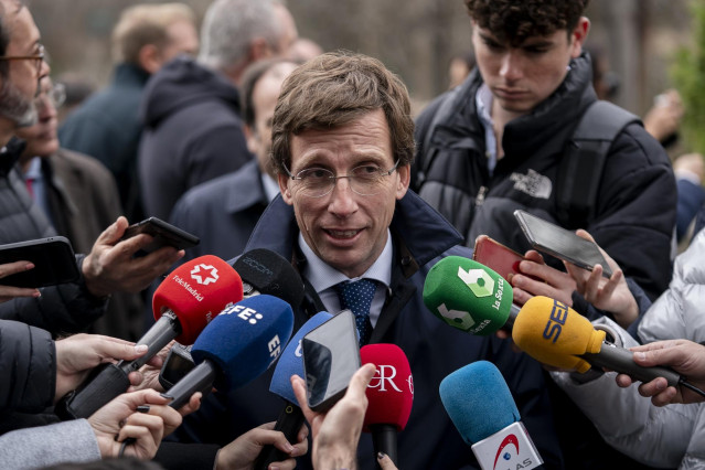 El alcalde de Madrid, José Luis Martínez-Almeida, atiende a los medios durante un acto institucional