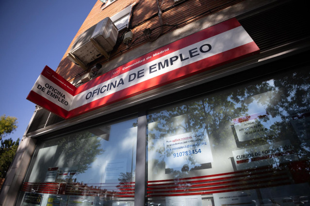 Archivo - Fachada de una oficina de empleo