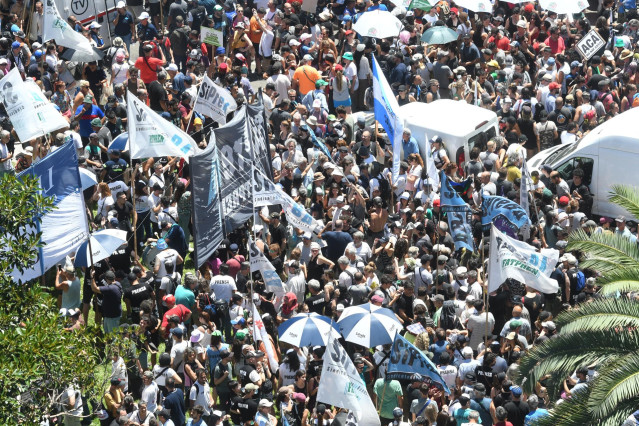 Archivo - Vista de la Plaza del Congreso donde distintas organizaciones se manifiestan en el marco del paro nacional contra el DNU el pasado 24 de enero