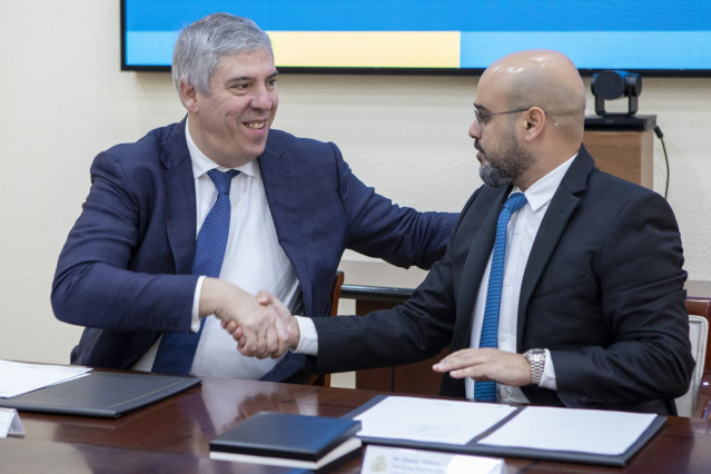 Archivo - El consejero delegado de Indra, José Vicente de los Mozos (i), y el consejero delegado de Edge Group, Hamad Al Marar (d), durante la firma del acuerdo para la creación de la 'joint venture' para crear sistemas de radar avanzados en Emiratos Árab
