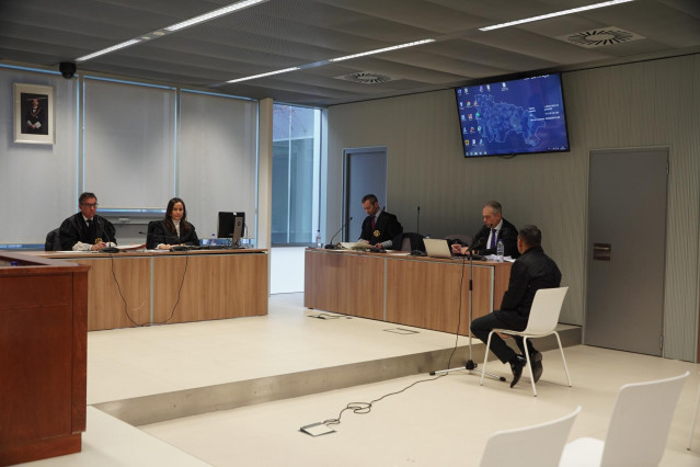 Primer día del juicio con jurado popular para un hombre acusado de envenenar a la persona que cuidaba en su domicilio