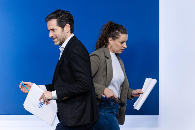 El vicesecretario de Cultura y portavoz del PP, Borja Sémper y la diputada del PP Esther Muñoz, llegan a una rueda de prensa posterior a la reunión del Comité de Dirección del Partido Popular, en la sede nacional del PP, a 4 de marzo de 2024, en Madrid (E