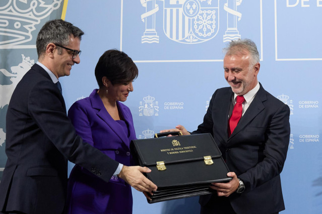 Archivo - El ministro de Política Territorial, Ángel Víctor Torres, y la exministra, Isabel Rodríguez, durante el traspaso de carteras ministeriales, a 21 de noviembre de 2023, en Madrid (España).