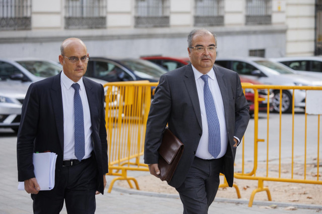 Archivo - El expresidente del Banco Popular Ángel Ron (d) y su abogado José Antonio Choclán (i) a su llegada a un juicio en la sede de la Audiencia Nacional, a 19 de octubre de 2022, en Madrid (España).