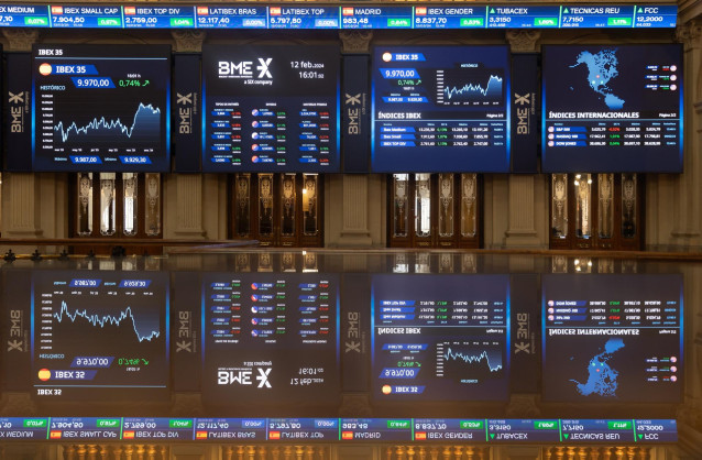 Varios paneles del Ibex 35, en el Palacio de la Bolsa, a 12 de febrero de 2024, en Madrid (España).