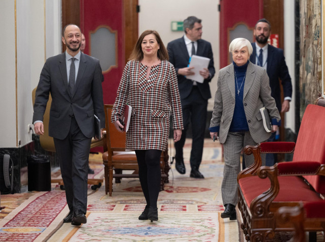 (I-D) El vicepresidente del Congreso, Alfonso Rodríguez Gómez de Celis, la presidenta de Congreso, Francina Armengol, y la portavoz adjunta del PSOE en el Congreso, Isaura Leal, a su llegada a una reunión de la Mesa del Congreso de los Diputados, a 27 de