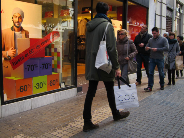 Archivo - Rebajas, comercio, compras.