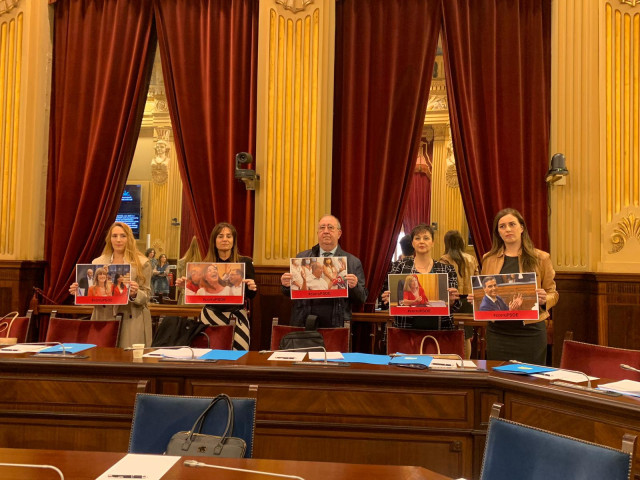 Los diputados de Vox, con carteles con el lema #corruPSOE en el pleno.
