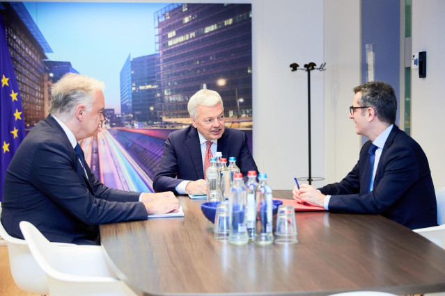 (I-D) El vicesecretario de Institucional del PP, Esteban González Pons; el comisario de Justicia de la Unión Europea, Didier Reynders, y el ministro de Presidencia, Justicia y Relaciones con las Cortes, Félix Bolaños