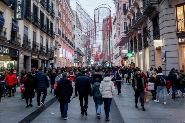 Archivo - Cientos de personas, con compras, en la calle comercial de Preciados, a 7 de enero de 2022, en Madrid (España). Aunque ya habían comenzado las rebajas online y los descuentos en algunos establecimientos, las primeras sin restricciones tras la pa