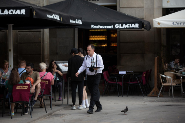 Archivo - Un camarero sostiene una bandeja en la plaza Real de Barcelona, en Barcelona, Catalunya (España), foto de archivo.