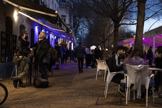 Archivo - Varias personas en la terraza de un bar en la Alameda de Hércules de Sevilla, archivo