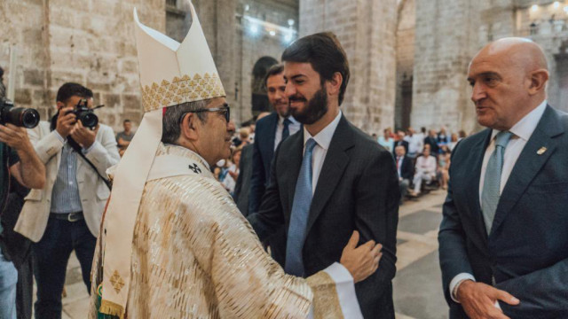 García Gallardo saluda a Argüello en la Catedral de Valladolid