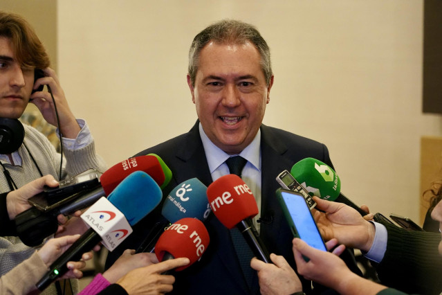 El secretario general del PSOE-A y portavoz del Grupo Socialista en el Senado, Juan Espadas, atiende a los medios en Málaga en una imagen de archivo