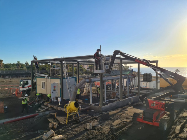 Archivo - Desaladora portátil instalada en Puerto Naos (La Palma) tras la erupción volcánica