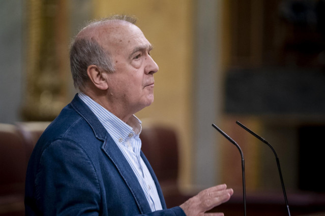 Archivo - El diputado en el Congreso de EH Bildu Iñaki Ruiz de Pinedo interviene durante una sesión plenaria, en el Congreso de los Diputados, a 21 de febrero de 2023, en Madrid (España).